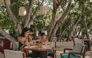 Petit dejeuner au bord de la piscine kani
