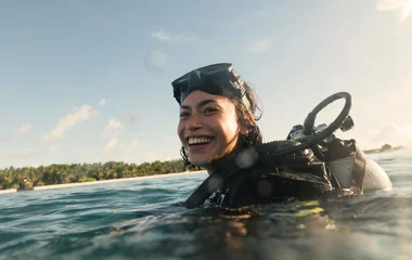 femme à la surface de l'eau avec combinaison de plongée