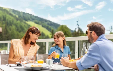 Petit dejeuner famille face montagne