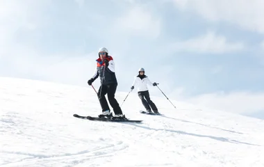 couple ski montagne descente piste