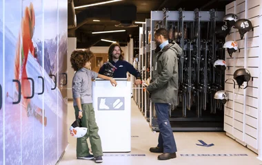 un père et son fils en train d'être conseillés au Ski Pro Shop