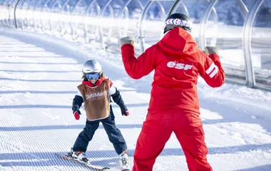 Enfant cours de ski au Club Med