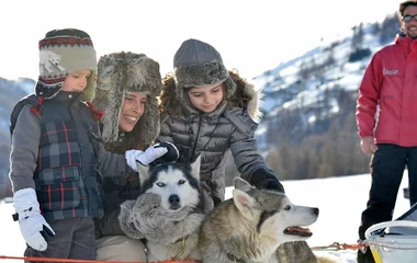Toute la famille en chiens de traîneau